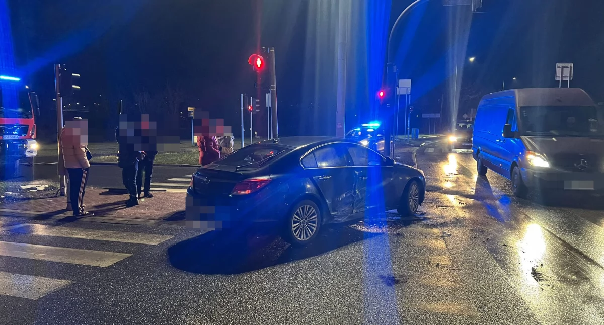 Wypadki drogowe, Wypadek Starachowicach Zderzenie dwóch samochodów marki skrzyżowaniu - zdjęcie, fotografia