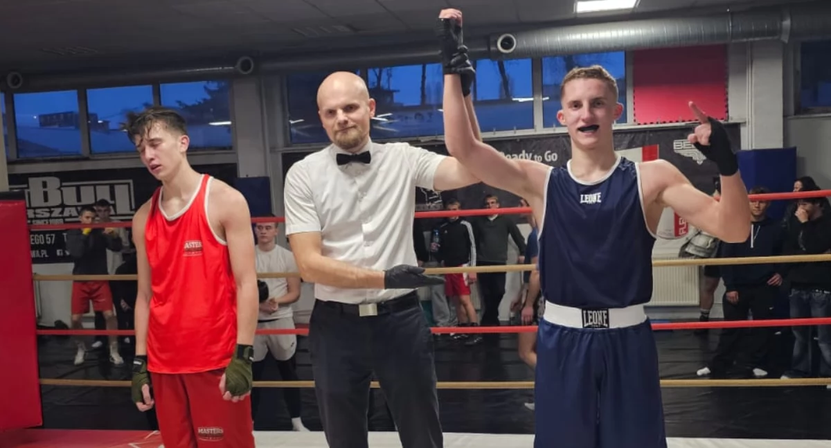 Sporty walki, Fighterzy Dragona Starachowice walczyli palestrowej lidze boksu Warszawie Debiut Krystiana Jasińskiego - zdjęcie, fotografia