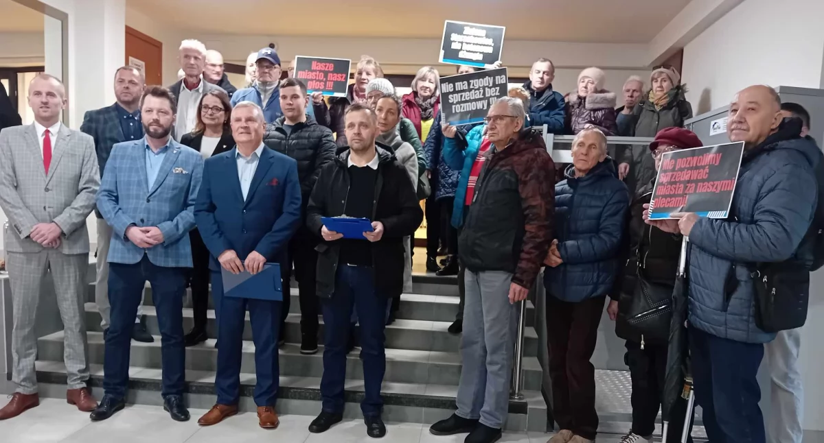 Mieszkańcy wraz z radnymi przed sesją po raz kolejny wyrazili swój przeciw wobec wyprzedaży majątku miasta 