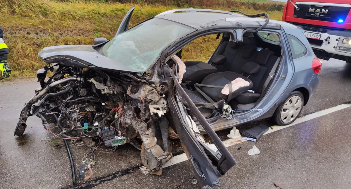 Wypadki drogowe, Wypadek Wieloborowicach Kierowca zakleszczony samochodzie marki Renault - zdjęcie, fotografia