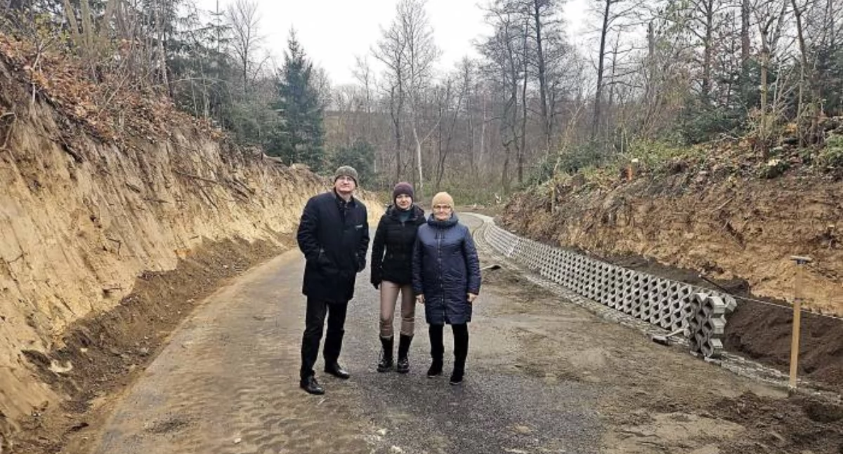 Marek Wojtas - wójt gminy Pawłów, Katarzyna Sikora - radna Rady Gminy w Pawłowie i Renata Sikora - sołtys Rzepina-Kolonia na drodze będącej przedmiotem inwestycji 