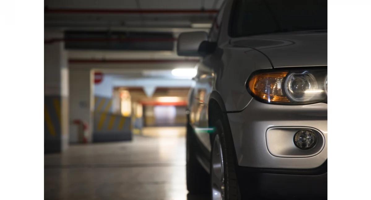 Materiały promocyjne, znaleźć miejsce parkingu lotniskowym sezonie wakacyjnym - zdjęcie, fotografia