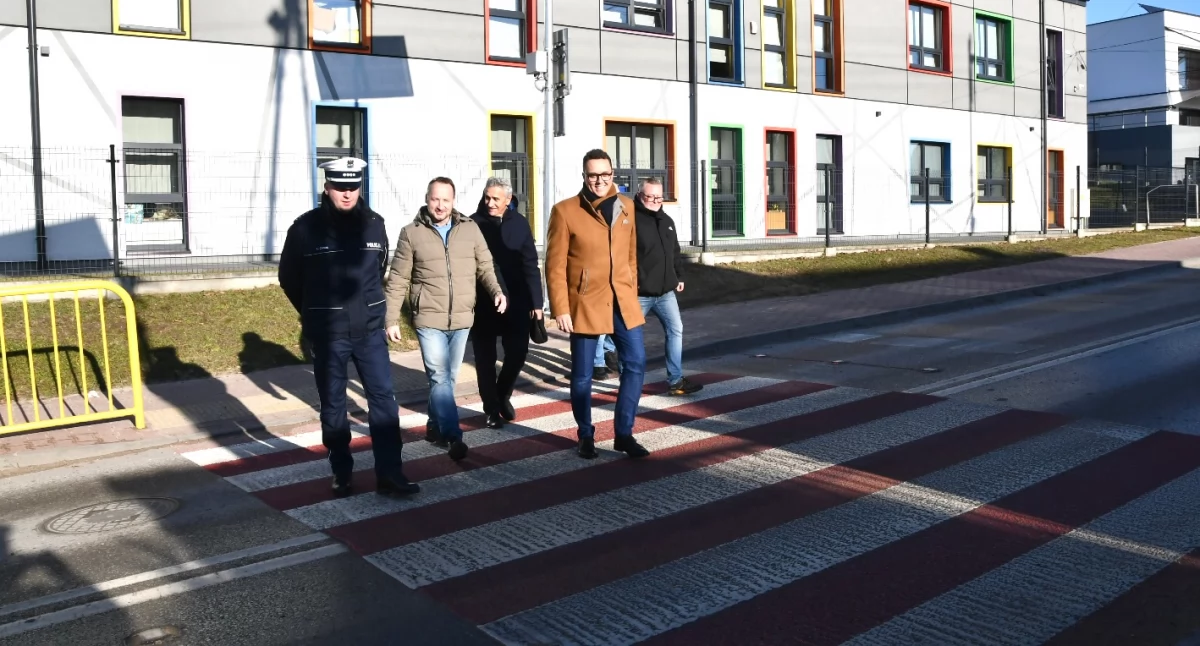 Nowe przejście testowali podczas odbioru starosta Piotr Babicki wraz z radnymi powiatowymi i partnerami z KPP w Starachowicach 