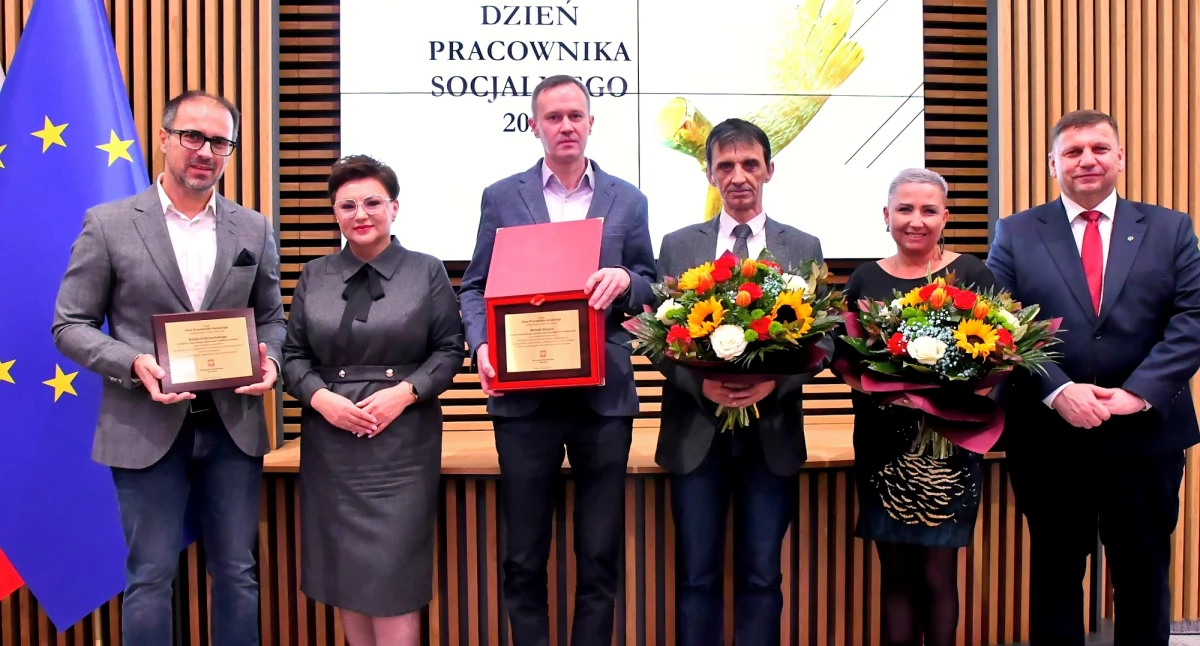 Rafał Dobrowolski, Michał Stępień, Jarosław Samela i Anna Wojciechowska, wraz z wicewojewodą chwilę po odebraniu nagród 