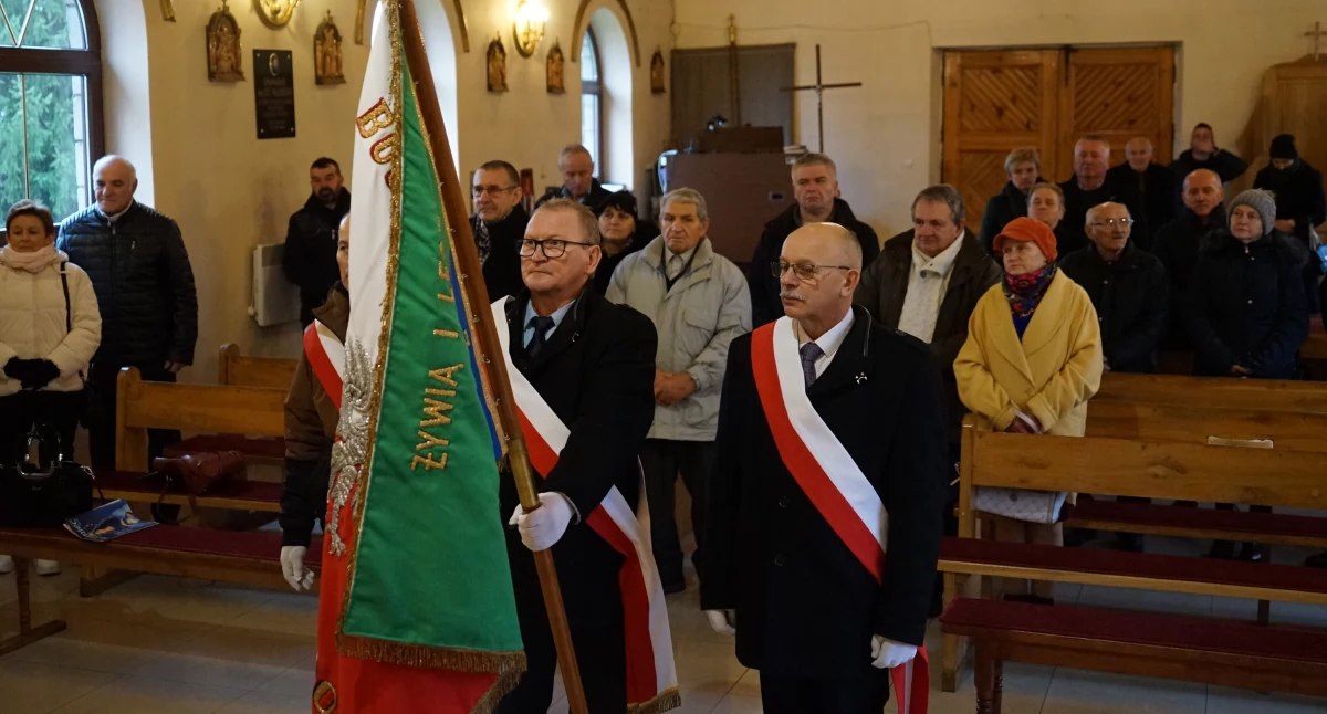 Zdjęcie: pszczelarze ze sztandarem 