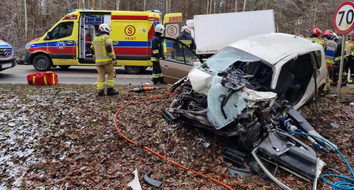 Wypadki drogowe, Dramat drodze pomiędzy Starachowicami Rzepinem żyje kierowca renault - zdjęcie, fotografia