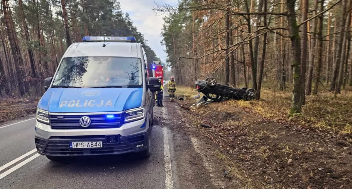 Wypadki drogowe, dachowało trasie Mirzec Wąchock kierownicą latek - zdjęcie, fotografia