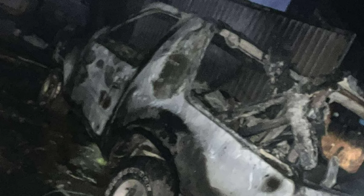 Pożary, Pożar Brodach Zniszczony budynek gospodarczy samochód terenowy - zdjęcie, fotografia
