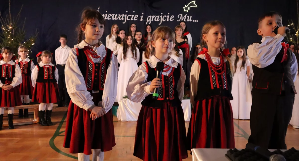 Niesamowita oprawa i pikęne stroje towarzyszyły kolędowaniu 