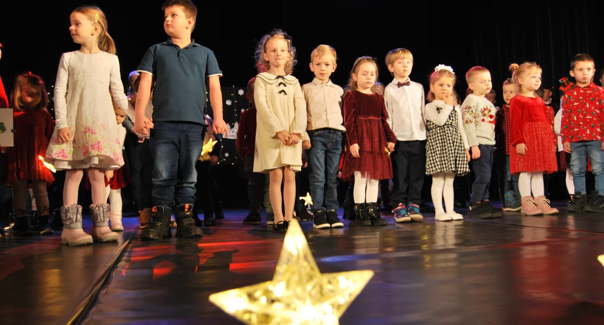 Na scenie wystapiły dzieci w wieku 3-6 lat