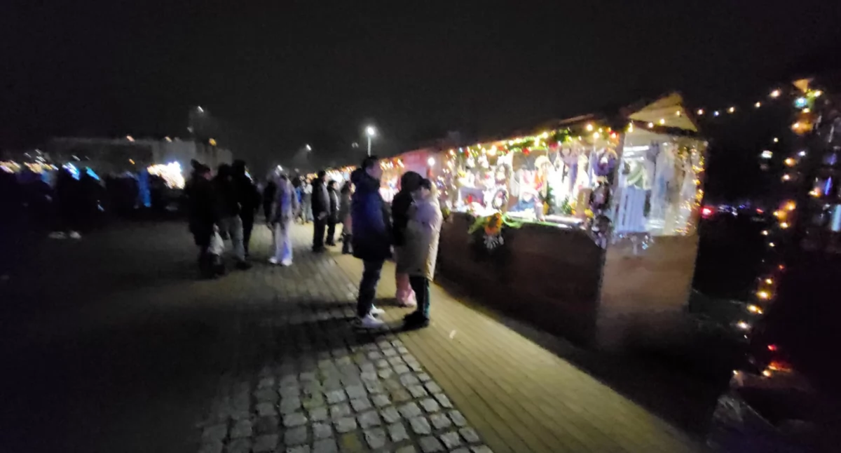 Plac  tonął w ciemnościach, jedyne oświetlenie pochodziło ze straganów