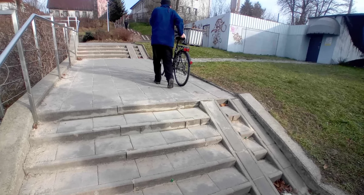 Podejście pod schodki sprawia najwięcej trudności osobom starszym