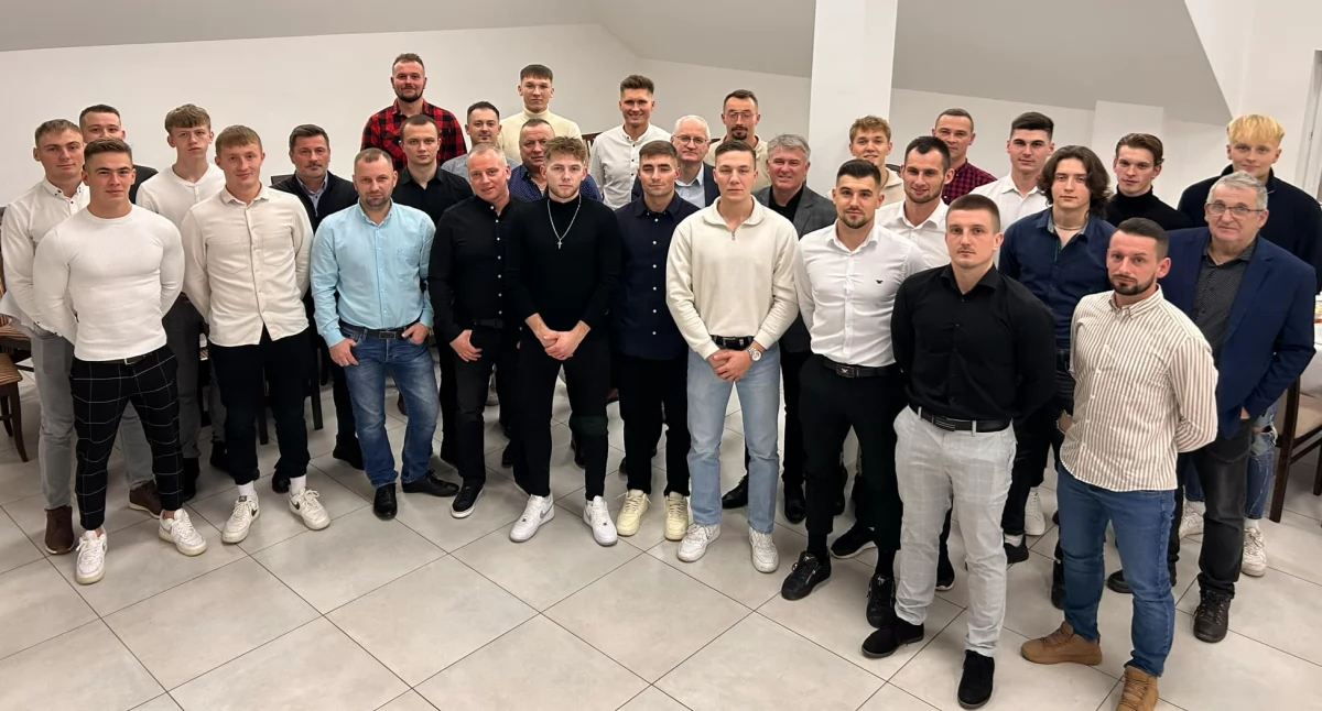 Piłka nożna, Wigilia Gminnego Klubu Sportowego Pawłów Siatkarze piłkarze jednym stole - zdjęcie, fotografia