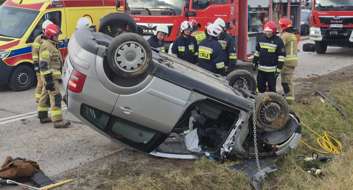 Wypadki drogowe, Wypadek miejscowości Dąbrowa Samochód dachował zakleszczona jedna osoba aucie - zdjęcie, fotografia