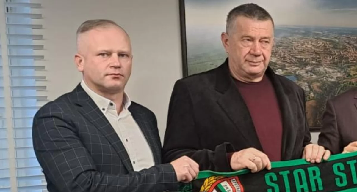 Piłka nożna, Sebastian Mazur zostaje klubie decyzja prezesa Staru Starachowice - zdjęcie, fotografia