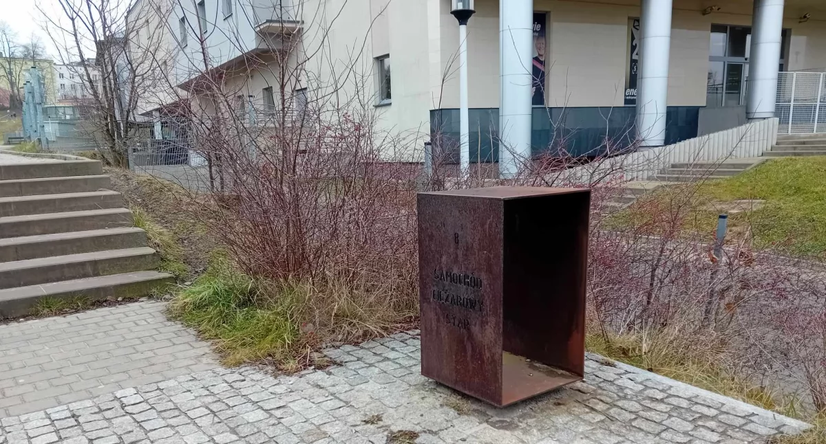 Po drodzą są tylko kortentowe konstrukcje 
