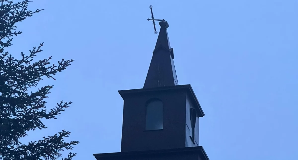Straż Pożarna, Uszkodzony krzyż dachu kościoła Dziurowie Interweniować musiała straż pożarna - zdjęcie, fotografia