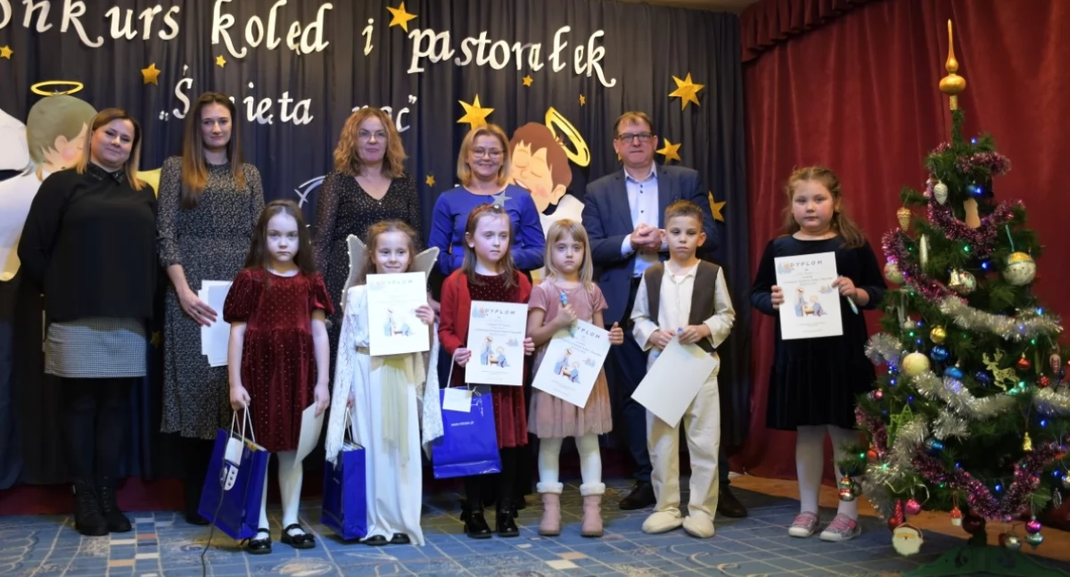 Najmłodsi uczestnicy nagrodzeni - nagrody wręczyła zastępca wójta Anna Piątek z jury i dyrektorem szkoły Dariuszem Dąbrowskim 