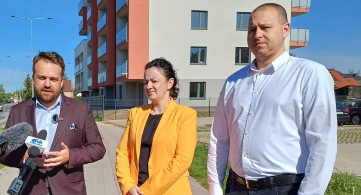 Igora Gajewskiego (z prawej) zastąpiła Małwina Skrzyniarz-Pióro, ale jak zapewnia prezydent Marek Materek nie wpłynie to na realizację polityki mieszkaniowej w Starachowicach