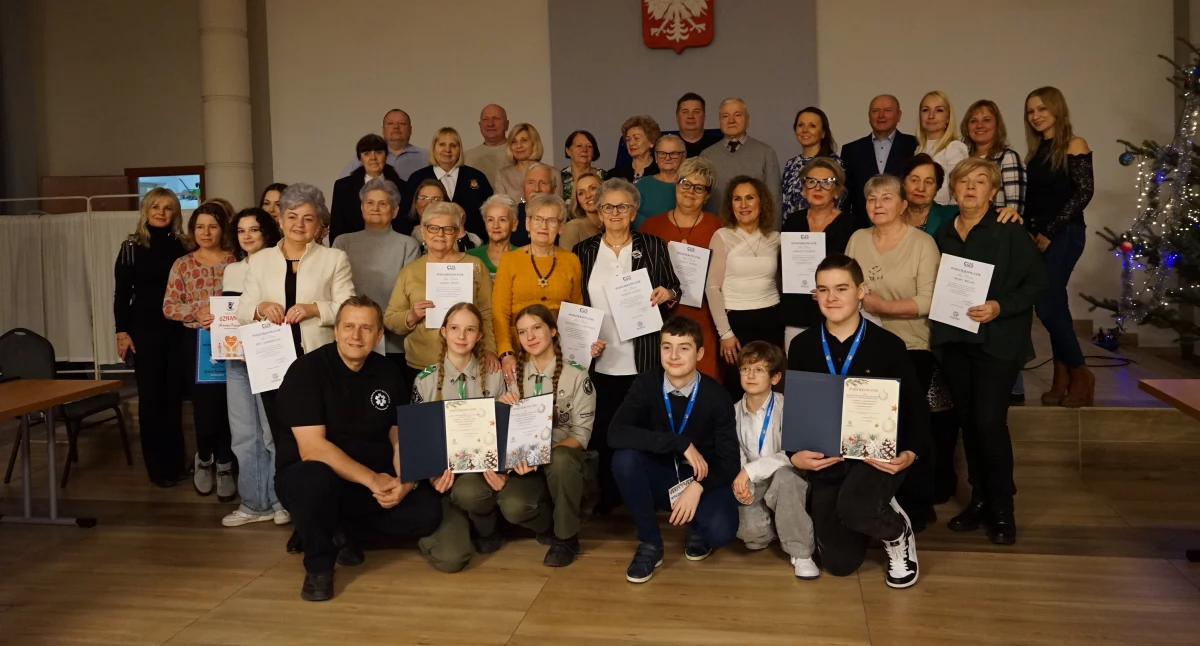zdjęcie: zaangażowani w organizację Wigilii wraz z dyplomami 