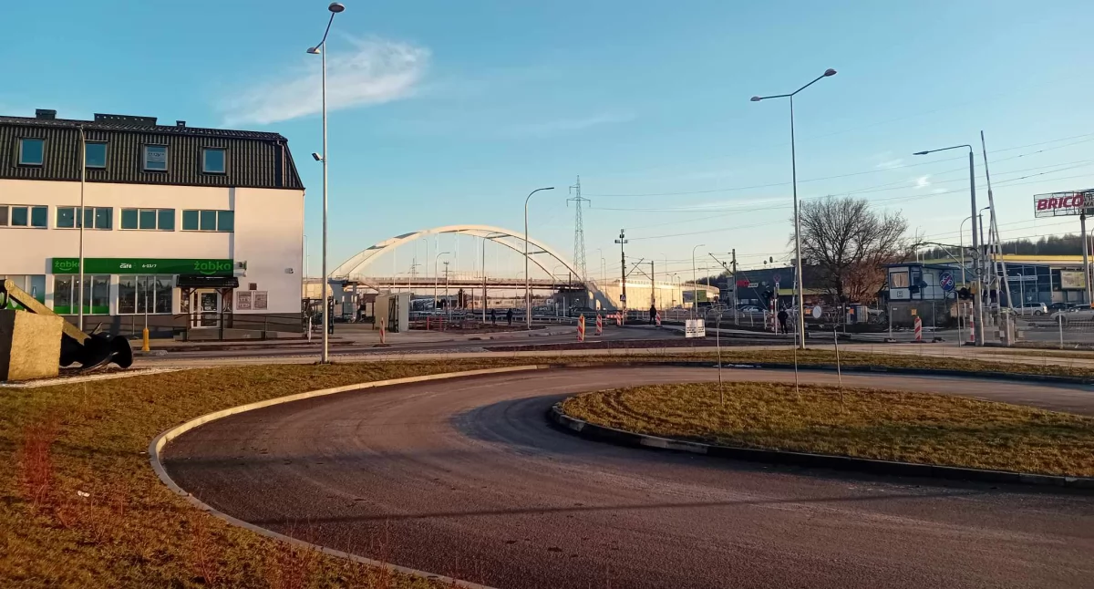 Konstrukcja wiaduktu już dawno gotowa, ale do wykonania pozostały uliczki i chodniki na dojeździe 