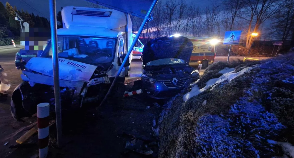 Wypadki drogowe, Zderzenie dwóch samochodów Ambrożowie osoby poszkodowane trafiły szpitala - zdjęcie, fotografia
