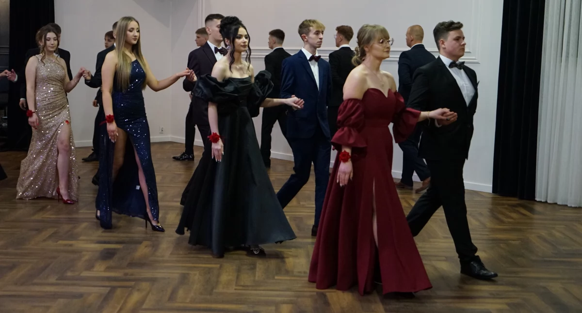 Wydarzenia, Studniówka otwiera drogę dorosłości - zdjęcie, fotografia