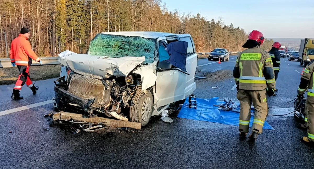 Wypadki drogowe, Tragiczny wypadek naszym regionie żyje kierowca samochodu - zdjęcie, fotografia