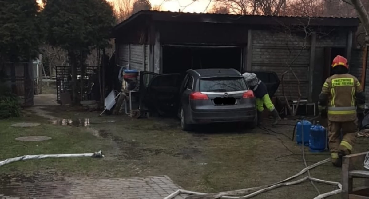 Pożary, Pożar samochodu Starachowicach garażu doszło zwarcia instalacji elektrycznej - zdjęcie, fotografia