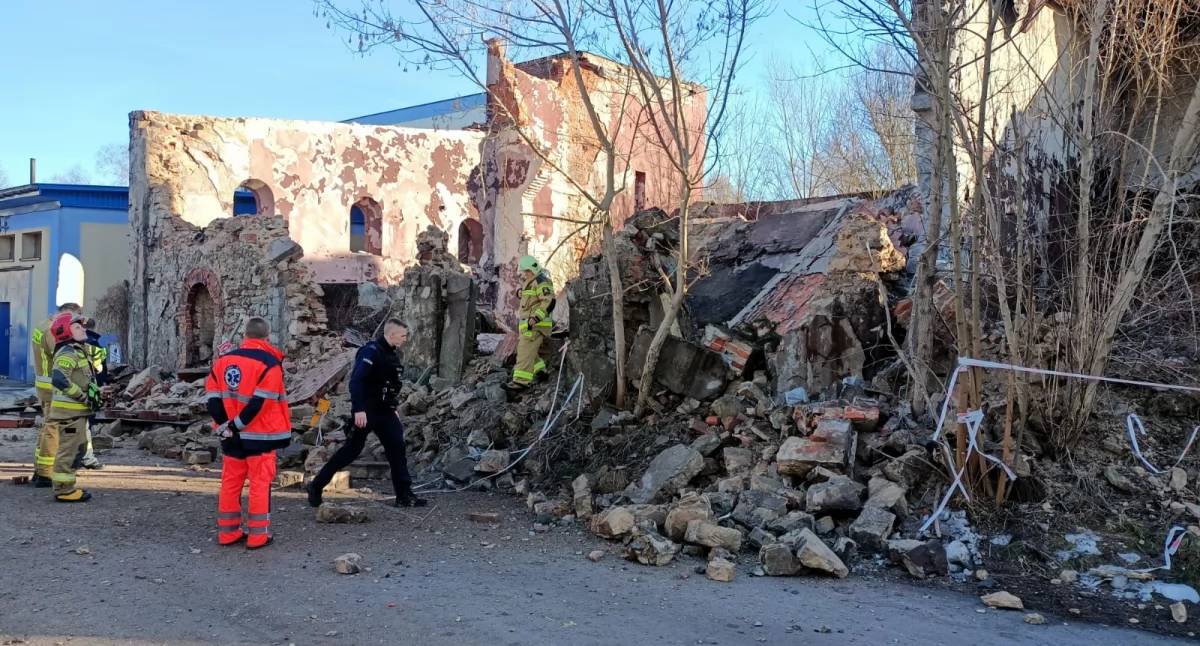 Straż Pożarna, naszym regionie zawalił budynek miejscu specjalistyczna grupa strażaków Kielc - zdjęcie, fotografia