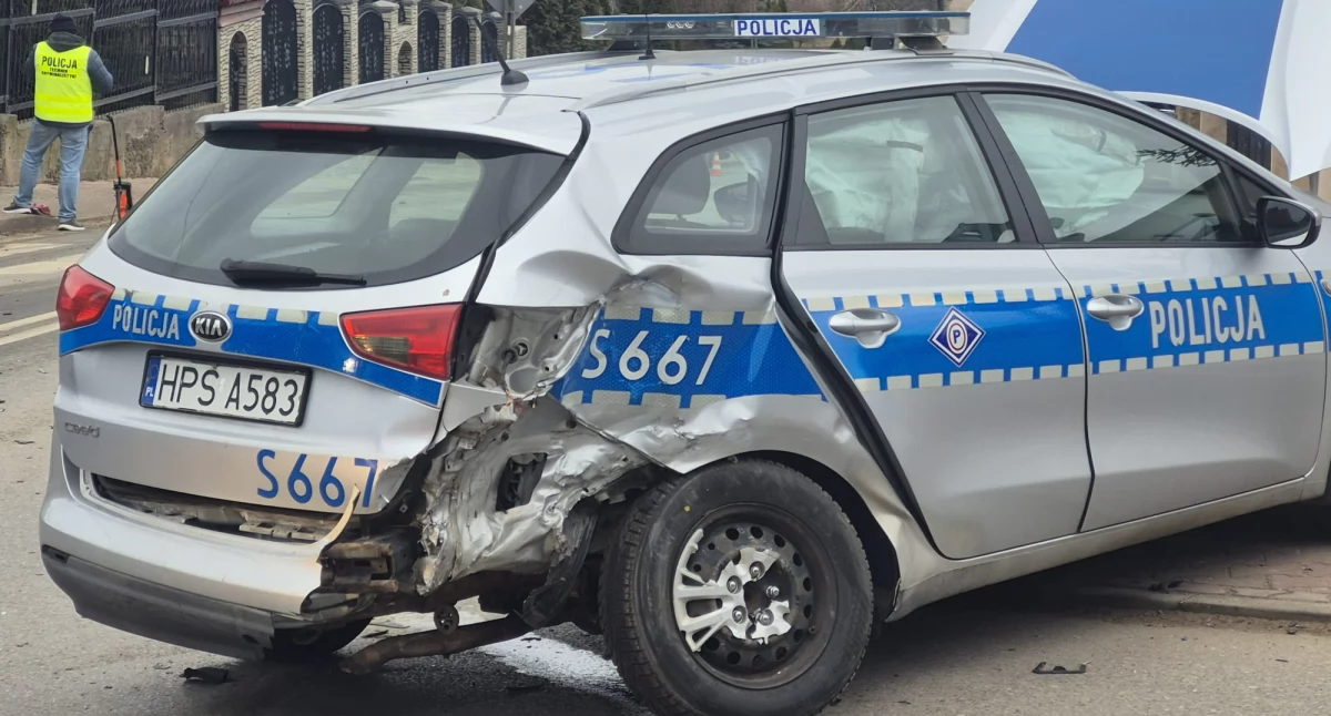 Kronika policyjna, policjanci starachowickim szpitalu - zdjęcie, fotografia