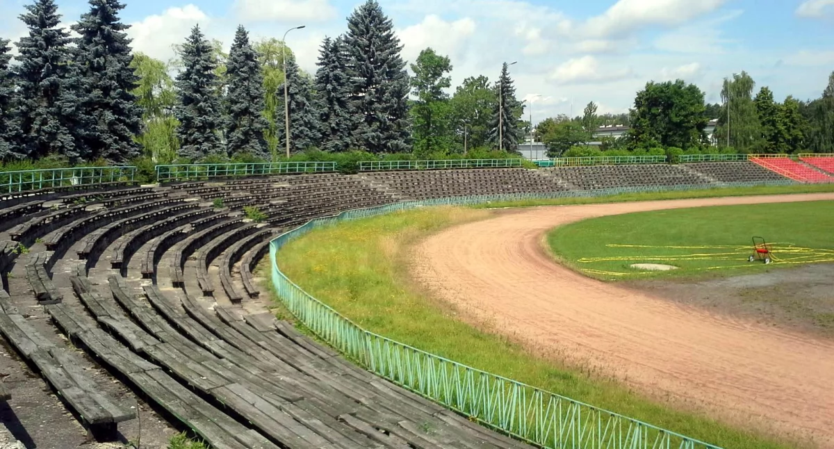Dawna płyta stadionu, który powstał w latach 1956-61 obiektu sportowego dziś w modernizacji 