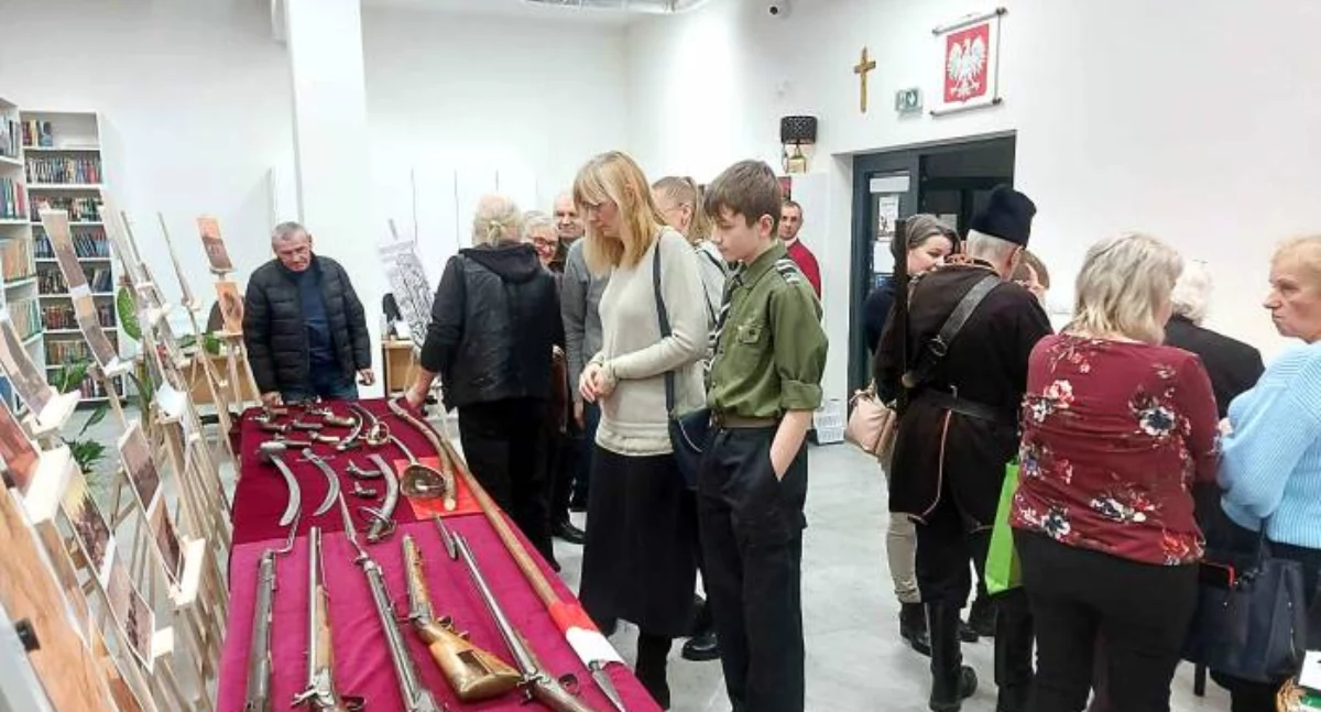  Spotkaniu towarzyszyła wystawa oryginalnej broni należącej do Grzegorza Bernaciaka oraz fotografii przedstawiającej majątek w Pokrzywnicy 
