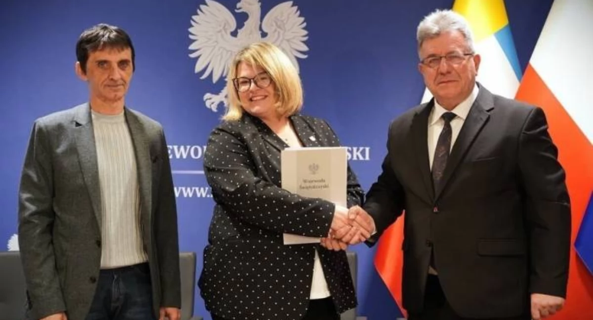 Członek Zarządu Powiatu Jarosław Samela, wicestarosta Małgorzata Galas-Bąba i Wojewoda Świętokrzyski Józef Bryk 