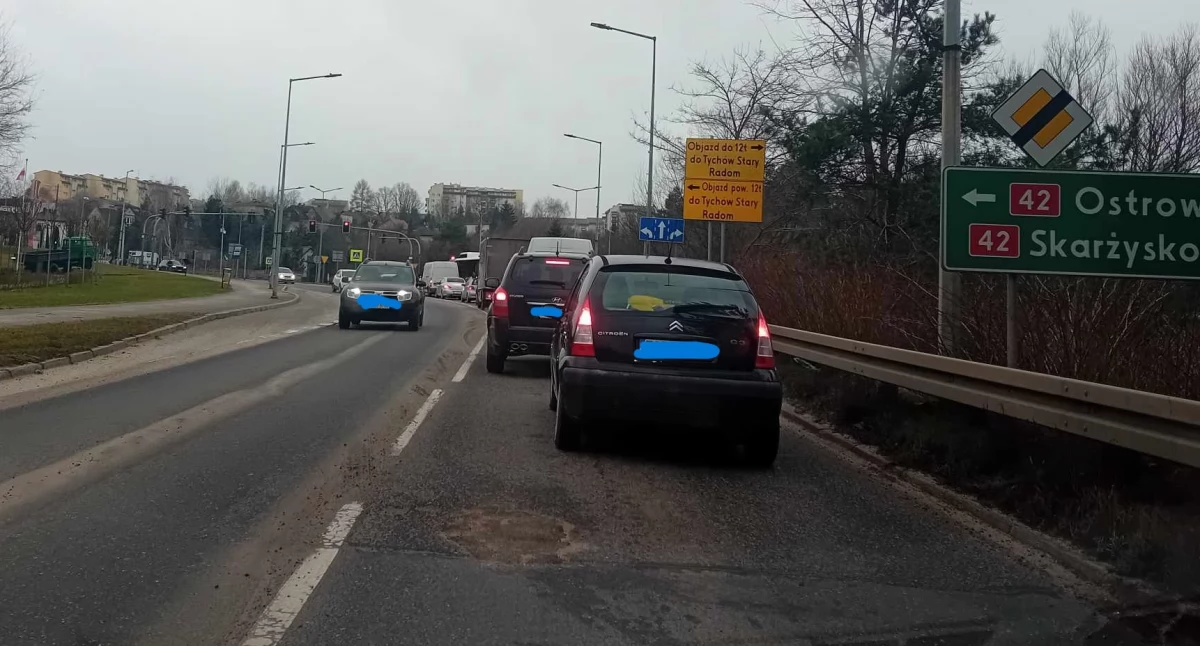 Ubytki w nawierzchni widac gołym okiem
