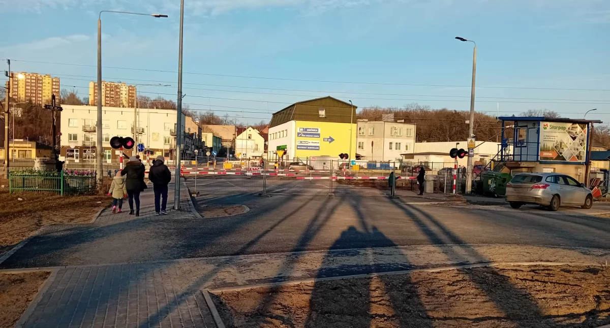Piesi chętnie korzystają z tego przejścia...