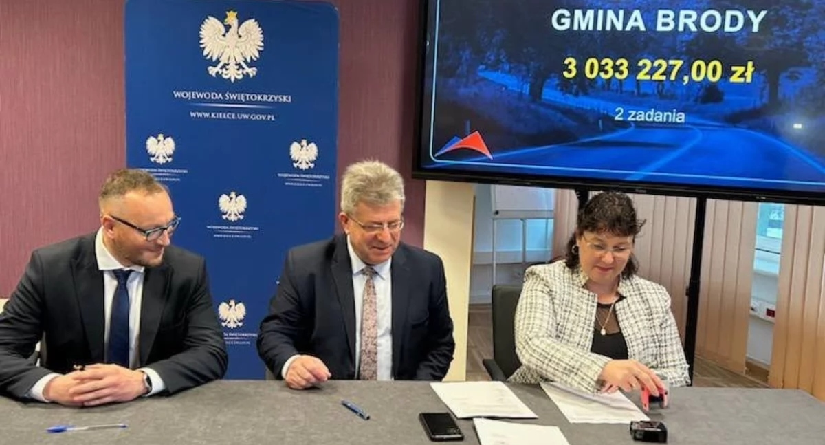 Umowę podpisałw woejwoda Józef Bryk, wójt Ernest Kumek i skarbnik gminy Monika Glina 