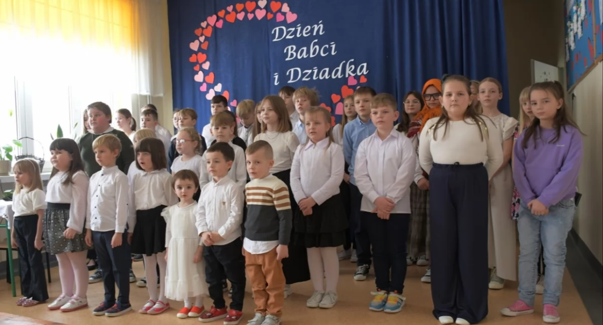 Uczniowie przygotowały program artystyczny dla swoich dziadków