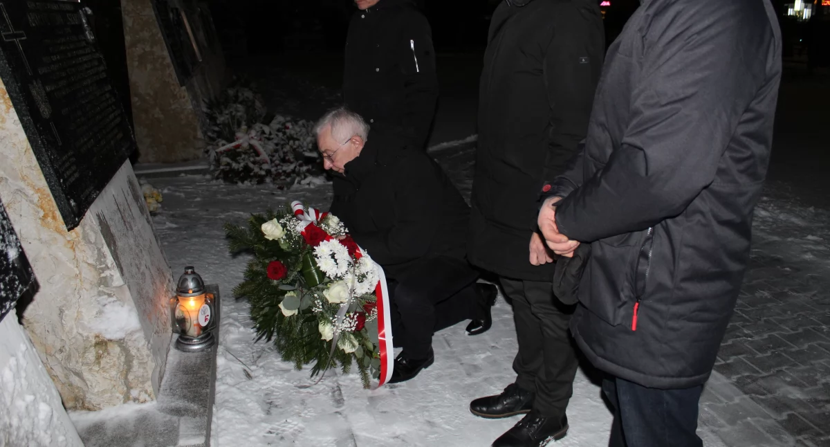 Zdjęcie: Krzysztof Lipiec składa wiązankę 