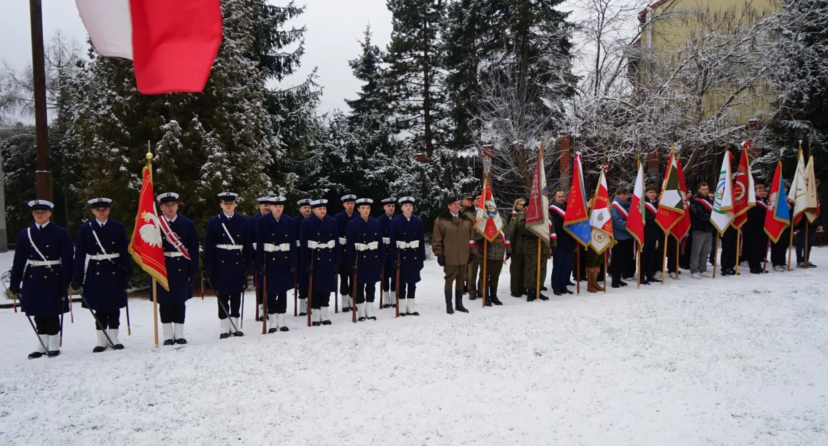Poczty sztandarowe z reprezentacją klas mundurowych ZDZ w Starachowicach