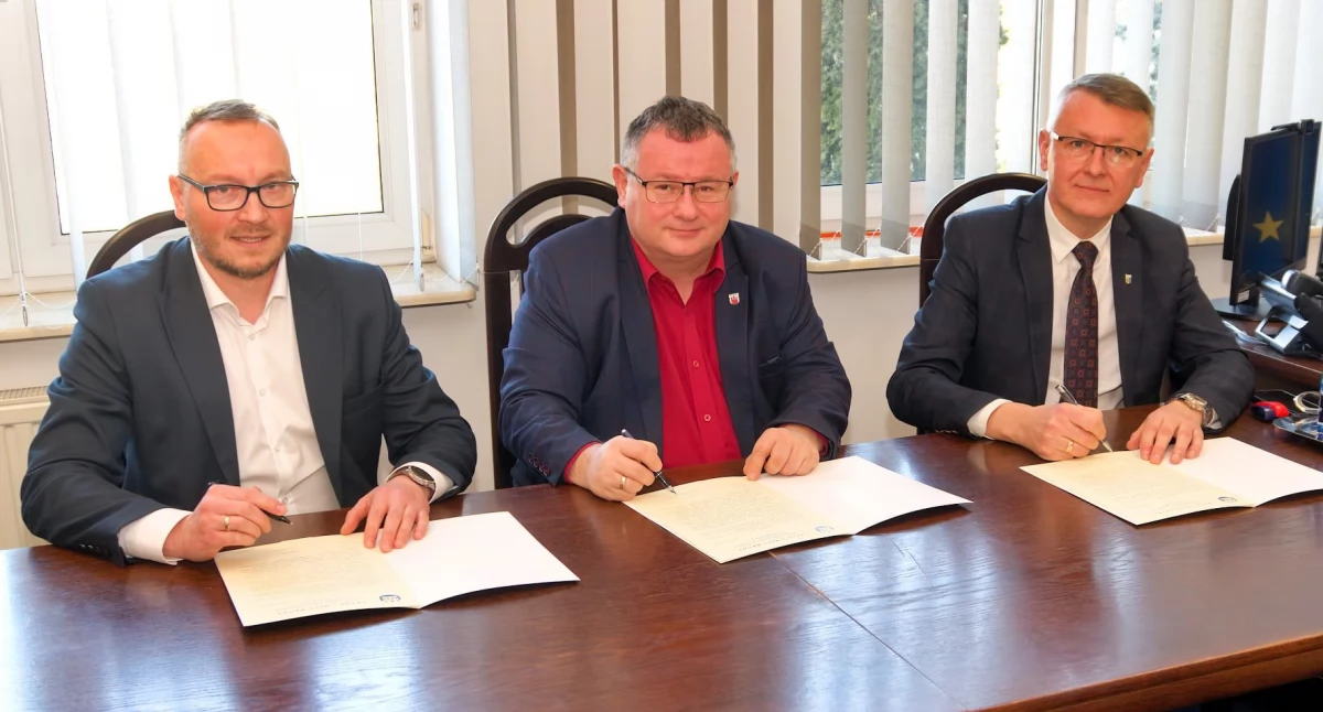 Ernest Kumek, wójt gminy Brody, Roberst Janus, burmistrz Wąchocka i Mirosław Seweryn, wójt gminy Mirzec podpisali list intencyjny
