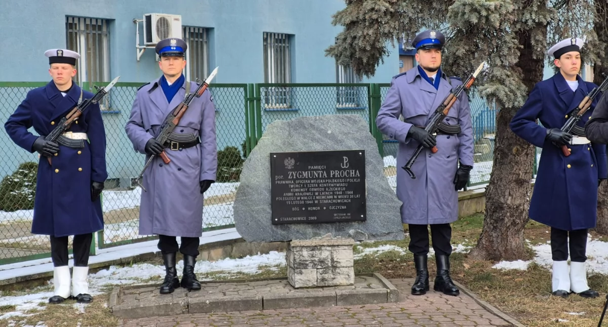 Kronika policyjna, Starachowiczanie oddali hołd porucznikowi Zygmuntowi Prochowi rocznicę śmierci - zdjęcie, fotografia