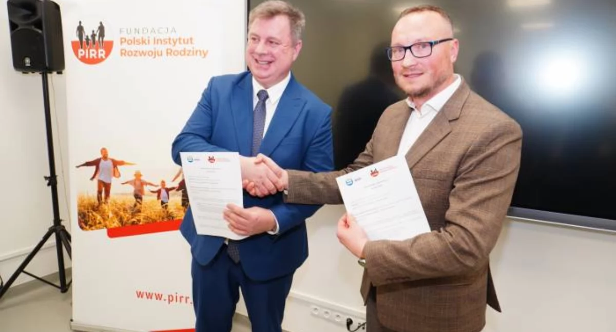 Ernest Kumek - Wójt Gminy Brody i Marcin Górecki – Wiceprezes PIRR prezentują porozumienie z fundacją 