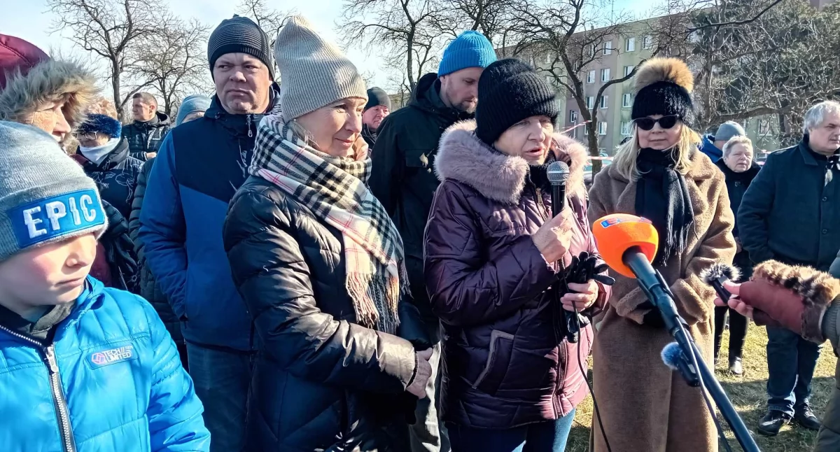 Interwencje, Mieszkańcy Starachowic ustają protestach wobec sprzedaż działek sobotnia pikieta Leśnej - zdjęcie, fotografia