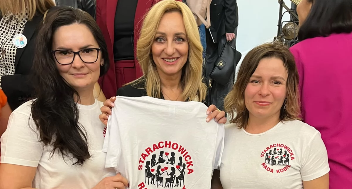 Barbara Lewkowicz i Sylwia Bujnowska z posłanką Sylwią Bielawską