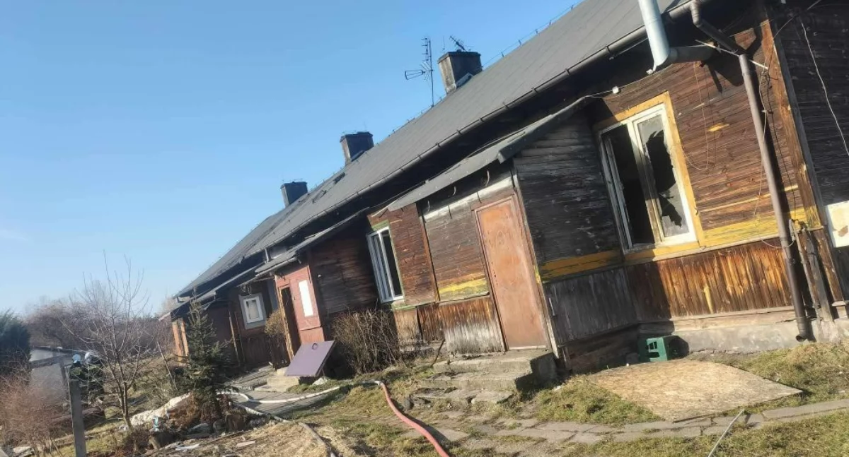 Pożary, Pożar budynku wielorodzinnego Starachowicach Dziewięć zastępów straży pożarnej akcji - zdjęcie, fotografia