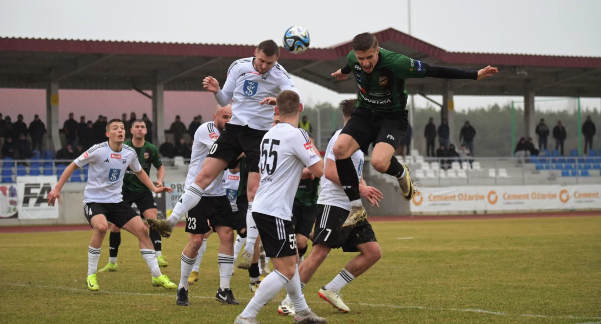 Piłka nożna, Adrian Szynka ratuje remis Staru Starachowice Playmaker pewnym egzekutorem rzutu karnego - zdjęcie, fotografia