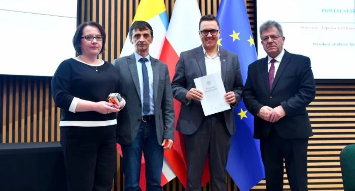 Starosta Piotr Babicki wspólnie z Wojewodą Świętokrzyskim Józefem Brykiem, członkiem Zarządu Powiatu Jarosławem Samelą i Skarbnik Powiatu Magdaleną Zawadzką chwilę po podpisaniu umowy 