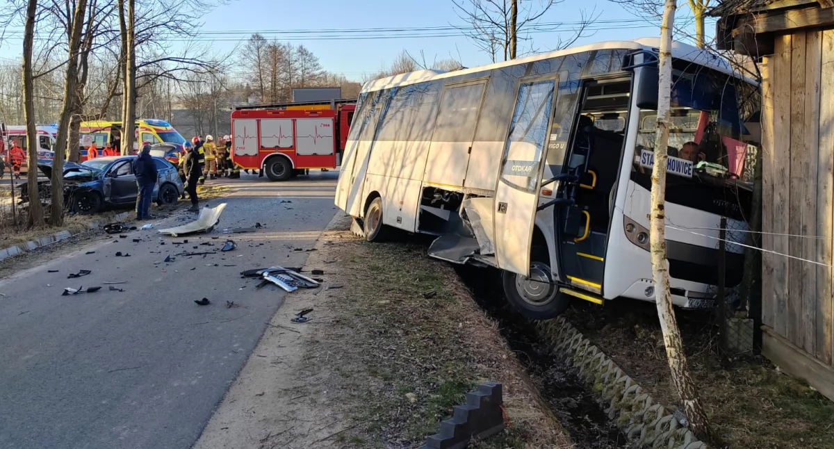 Wypadki drogowe, Wypadek Rzepinku Zderzenie autobusem służby miejscu - zdjęcie, fotografia