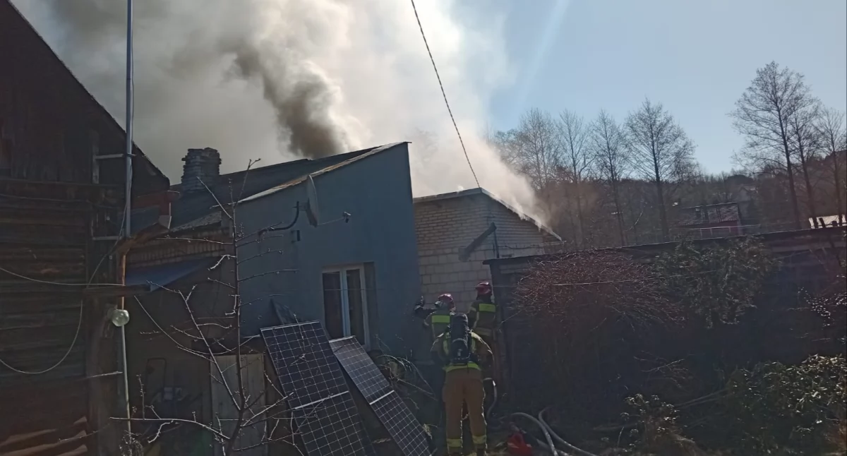 Pożary, Pożar Staropolskiej Starachowicach osoby ewakuowane mieszkania - zdjęcie, fotografia
